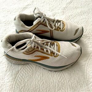 Brooks Adrenaline GTS 20 1202961B164 Running Shoes. Size 7.5. White/Gold.